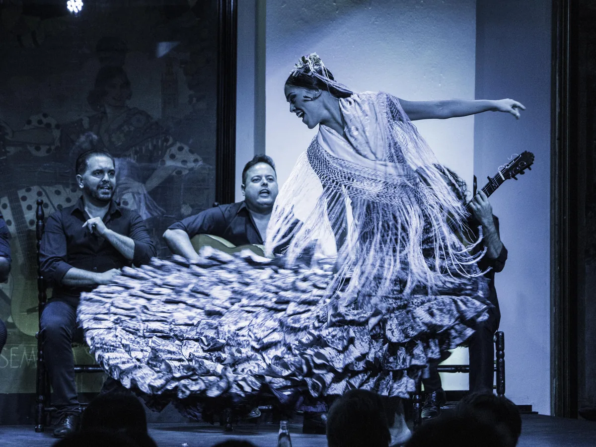 Flamenco performers singing and clapping the compás